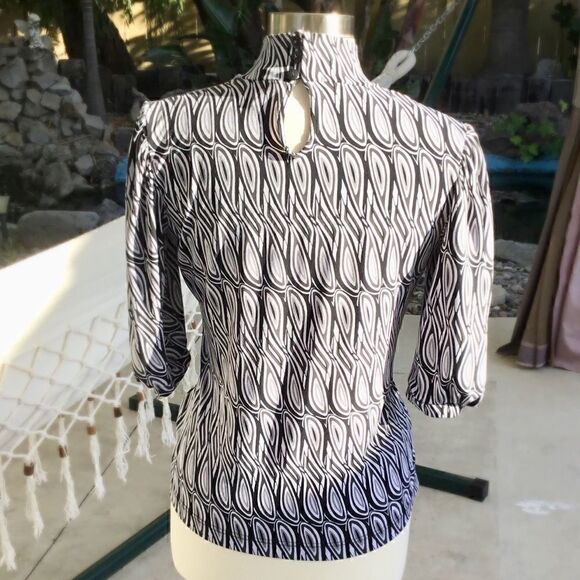 BLACK AND WHIT BLOUSE SIZE MEDIUM SHORT SLEEVES - Picture 4 of 8